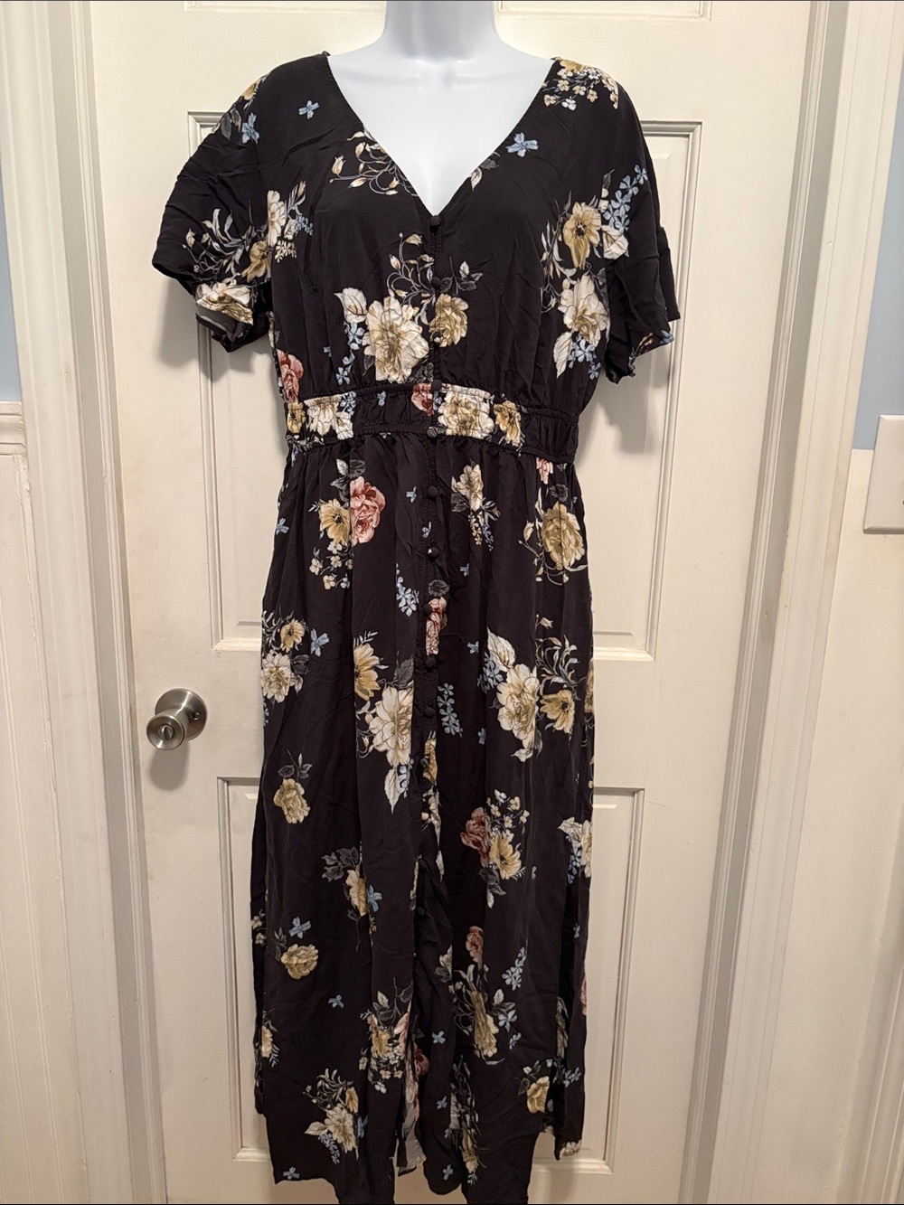 torrid Black Floral V-Neck Maxi Dress size 1x